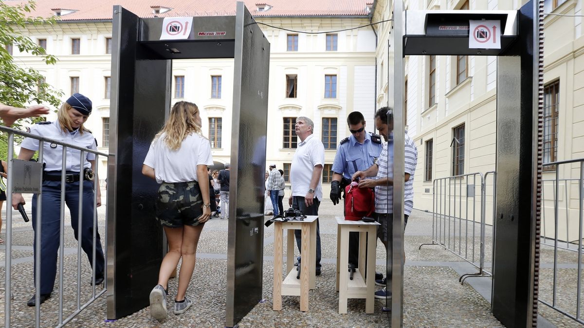 Pražský hrad se opět otevře veřejnosti, dočasně bez kontrol u vstupu